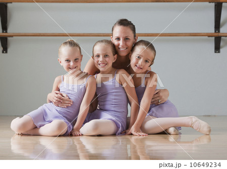 Portrait of female instructor with ballet dancers (6-7) in dance studio Portrait of female instructor with ballet dancers (6-7) in dance studio 10649234