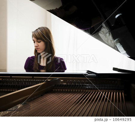 USA, Utah, Lehi, Young woman playing grand piano USA, Utah, Lehi, Young woman playing grand piano 10649295