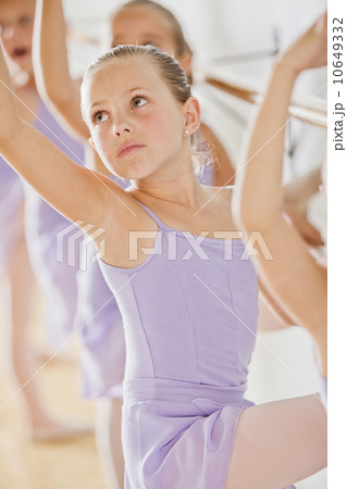 Female ballet dancer (6-8) in dance studio 10649332