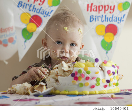 Baby eating birthday cake 10649401