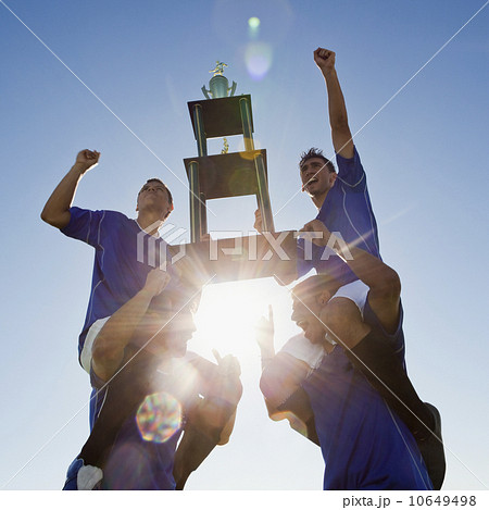 Football players holding trophy Football players holding trophy 10649498