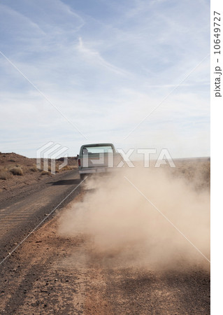 USA, Arizona, Winslow, Pick-up truck driving 10649727