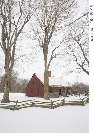 USA, New Jersey, Morristown, Morristown National Historical Park, Jockey Hollow, Tempe Wick House in winter USA, New Jersey, Morristown, Morristown National Historical Park, Jockey Hollow, Tempe Wick House in winter 10649919