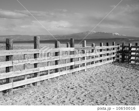 USA, Utah, Wooden fence on ranch 10650016