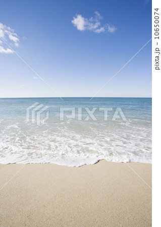 USA, Massachusetts, Waves at sandy beach 10650074