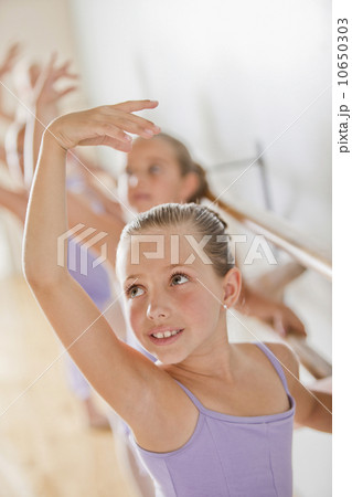 Female ballet dancer (6-8) in dance studio 10650303