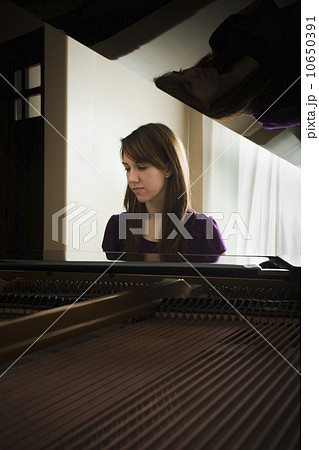 USA, Utah, Lehi, Young woman playing grand piano 10650391
