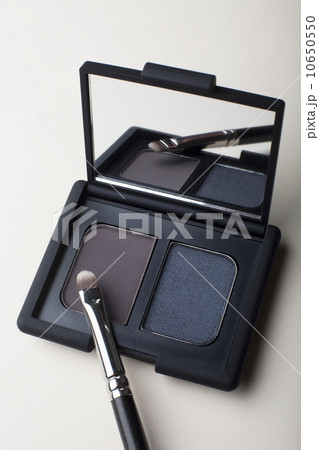 Powder compact with small brush Powder compact with small brush 10650550