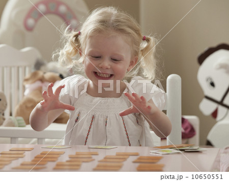 Young girl playing memory game Young girl playing memory game 10650551