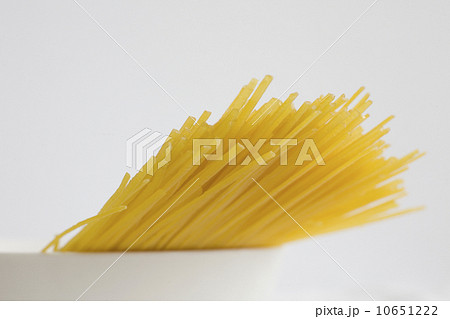 Whole wheat pasta in bowl 10651222