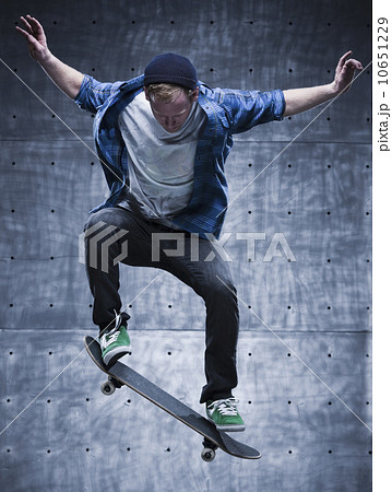Male Skateboarding 10651229