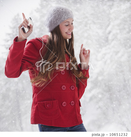 Woman listening to music on her I pod 10651232