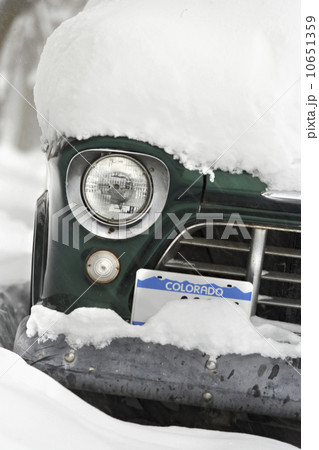 Snow covered car 10651359