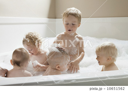 Bath time 10651562