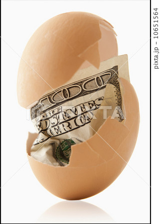 One hundred dollar bill in eggshell 10651564