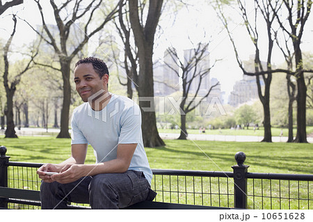 Man sitting on bench in Central Park 10651628