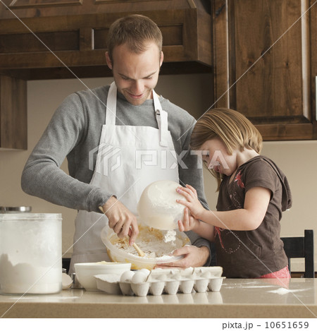 Father and daughter baking 10651659