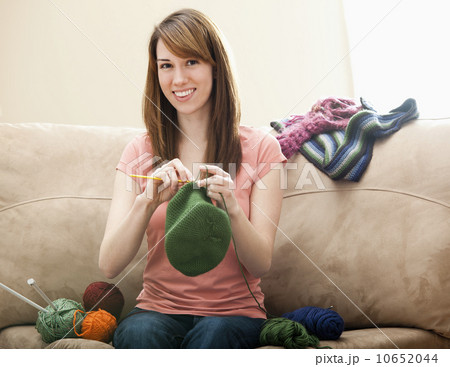 USA, Utah, Lehi, Young woman knitting woolly hat 10652044