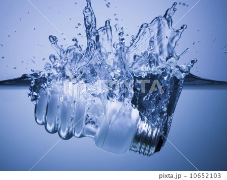 Light bulb sinking in water 10652103