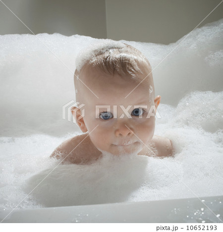 Baby in bathtub Baby in bathtub 10652193