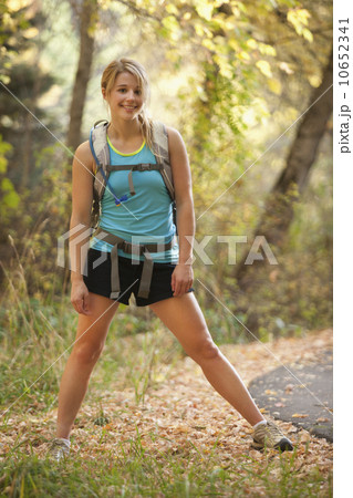USA, Utah, young woman standing by footpath in forest 10652341