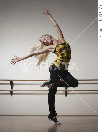 Blond woman dancing in ballet studio Blond woman dancing in ballet studio 10652375