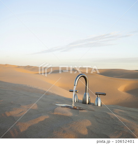 Faucet in desert Faucet in desert 10652401