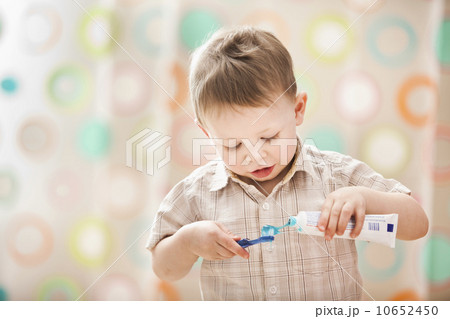 USA, Utah, Lehi, boy (2-3) brushing teeth USA, Utah, Lehi, boy (2-3) brushing teeth 10652450