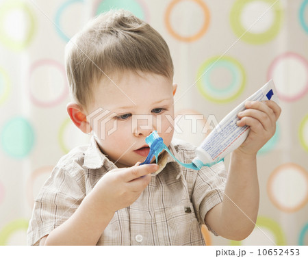 USA, Utah, Lehi, boy (2-3) brushing teeth 10652453