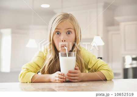 Blonde girl (6-7) drinking milk Blonde girl (6-7) drinking milk 10652519