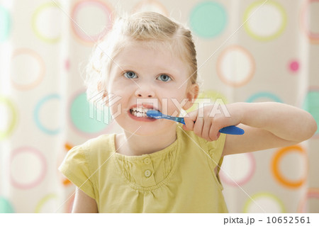 USA, Utah, Lehi, girl (2-3) brushing teeth 10652561