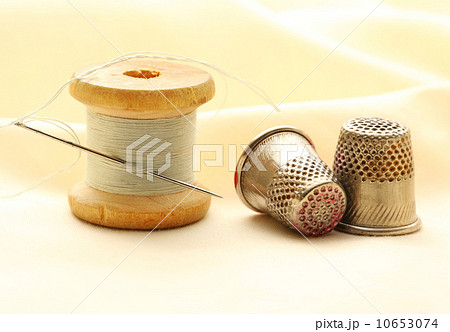 Sewing thimbles, bobbin and needle 10653074