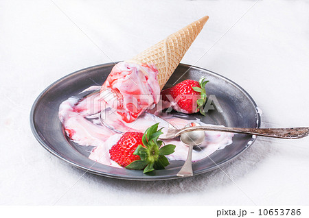 Strawberry ice cream 10653786