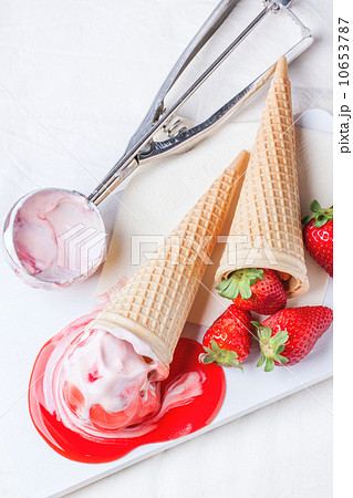 Strawberry ice cream 10653787