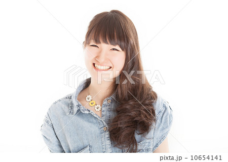 ロングのウェーブヘアーの可愛らしい笑顔の女の子 ロングのウェーブヘアーの可愛らしい笑顔の女の子 10654141