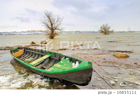 green boat on danube river 10655111