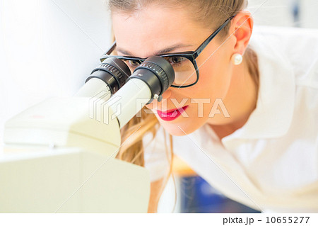 Orthodontist  working with microscope and grinder 10655277