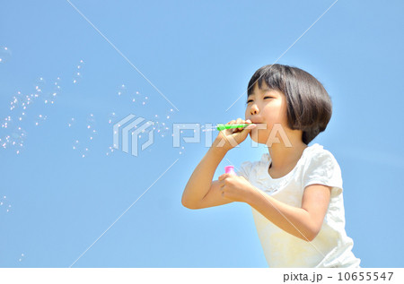 シャボン玉遊びをする女の子(青空) 10655547