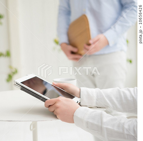 タブレットを持つ女性 10656426