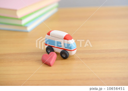 救急車とハート 10656451