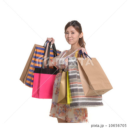 買い物帰りの女性 10656705