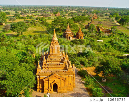平原に林立するパゴダ群（バガン／ミャンマー） 10656735
