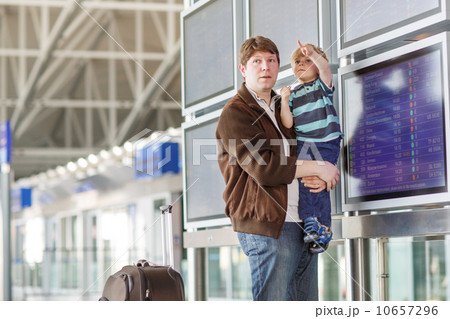 Father and little son at the airport 10657296