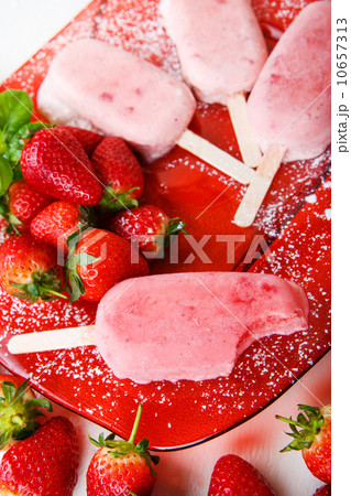 Homemade ice cream pops with fresh berries. 10657313