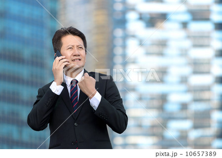 Successful entrepreneur business man hearing good news in front of glass office building Successful entrepreneur business man hearing good news in front of glass office building 10657389