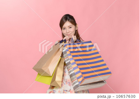 買い物帰りの女性 10657630