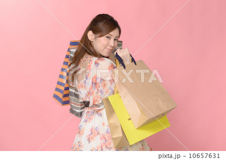 買い物帰りの女性 10657631