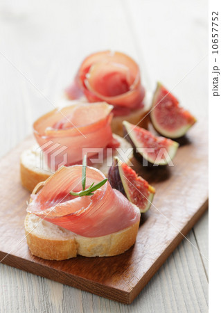 canapes with spanish jamon 10657752
