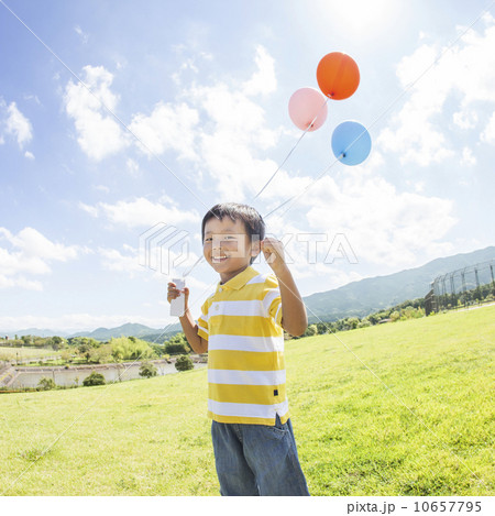 風船を持って立つ男の子 10657795
