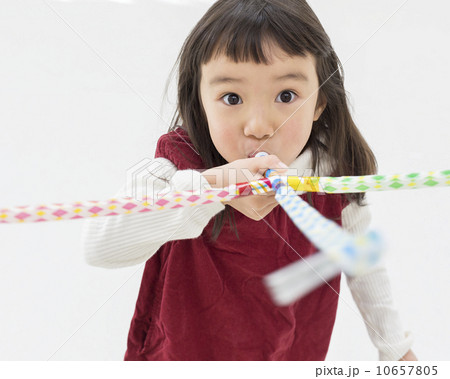 玩具で遊ぶ女の子 10657805